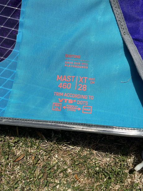 Duotone S_Pace 7.8 2026 Kitesegel Blau mit technischen Spezifikationen und Mast-Details auf Textil