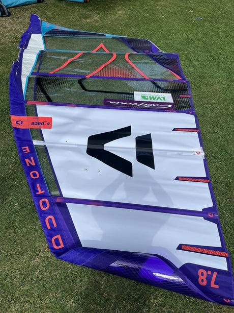 Duotone S_Pace 7.8 2026 Kitesegel, weiß-violett mit schwarzem Logo, Draufsicht auf Rasen