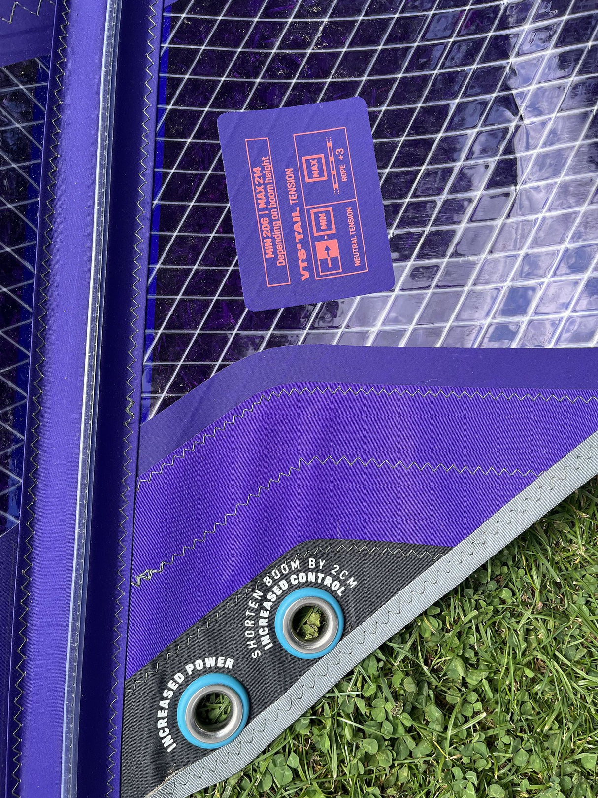 Duotone S_Pace 7.8 2026 Kiteboard lila mit Netzstruktur, Griff und Finnenboxen, Draufsicht auf Gras