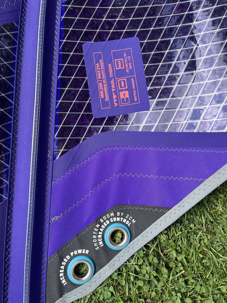 Duotone S_Pace 7.8 2026 Kiteboard lila mit Netzstruktur, Griff und Finnenboxen, Draufsicht auf Gras
