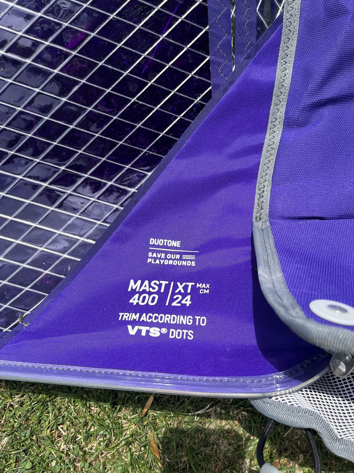 Duotone X Pace 5.8 2026 Kite in Lila mit Gittermuster und technischen Spezifikationen, Detailansicht des Segels von oben