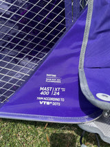 Duotone X Pace 5.8 2026 Kite in Lila mit Gittermuster und technischen Spezifikationen, Detailansicht des Segels von oben