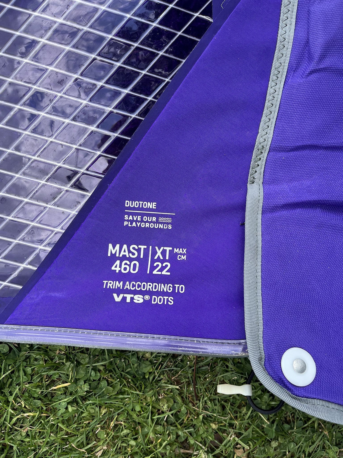 Duotone X_Pace 7.3 2026 Kiteboard, violett mit Duotone-Logo und technischen Spezifikationen, Detailansicht des Belags und Kantenbindung