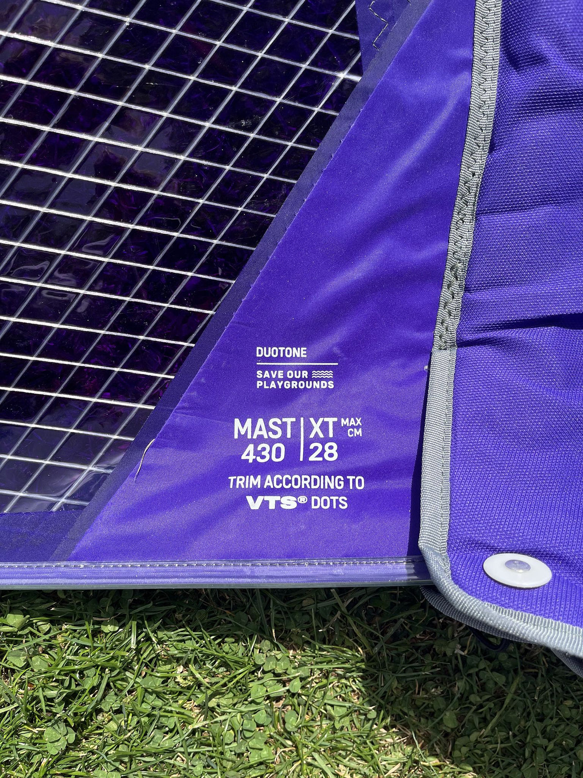 Duotone X_Pace 6.6 2026 Kiteboard in Violett mit Duotone Branding und technischen Spezifikationen auf Gras