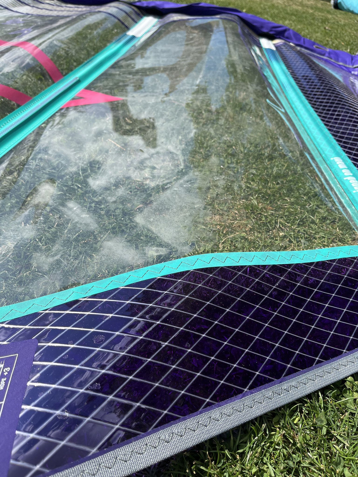 Duotone X_Pace 6.6 2026 Kiteboard mit türkisem und violettem Design, Detail der Oberseite auf Wiese