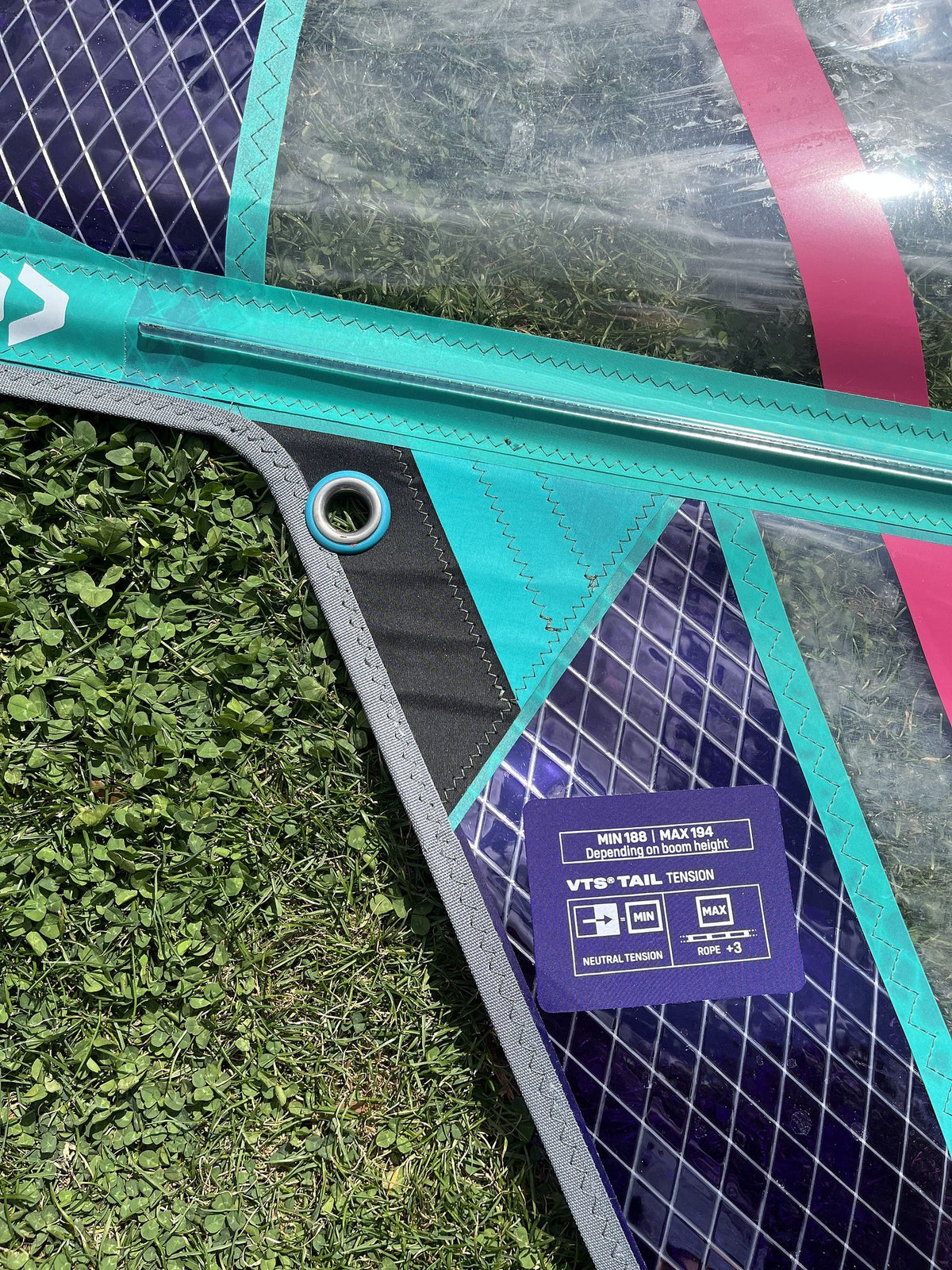 Duotone X_Pace 6.6 2026 Kiteboard Türkis mit Duotone-Logo, Netzstruktur und Rosa-Streifen-Detail