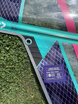 Duotone X_Pace 6.6 2026 Kiteboard Türkis mit Duotone-Logo, Netzstruktur und Rosa-Streifen-Detail
