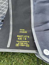 Duotone E_Pace 5.8 2026 Kite Detailansicht mit schwarzem Tuch, weißen Nähten und gelben Drucktexten, auf Gras liegend