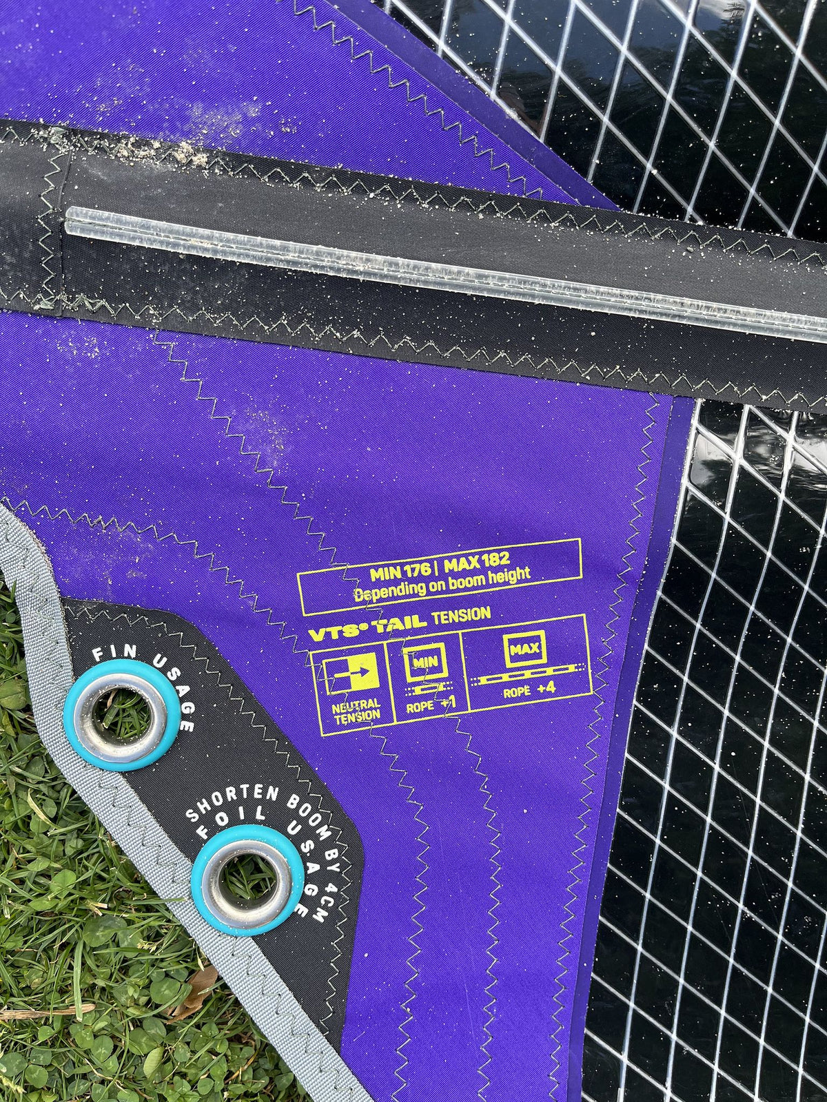 Duotone E_Pace 5.8 2026 Kiteboard, violett-schwarz, Detailansicht mit Spezifikationen und Finnen von oben