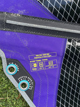 Duotone E_Pace 5.8 2026 Kiteboard, violett-schwarz, Detailansicht mit Spezifikationen und Finnen von oben