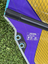 Duotone E_Pace 6.2 2026 Kite Flügel in Violett mit schwarzem Holm, Draufsicht auf Gras