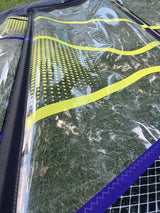 Duotone E_Pace 6.6 2026 Kiteboard mit gelben und blauen Streifen, Draufsicht auf das Design und die Konstruktion