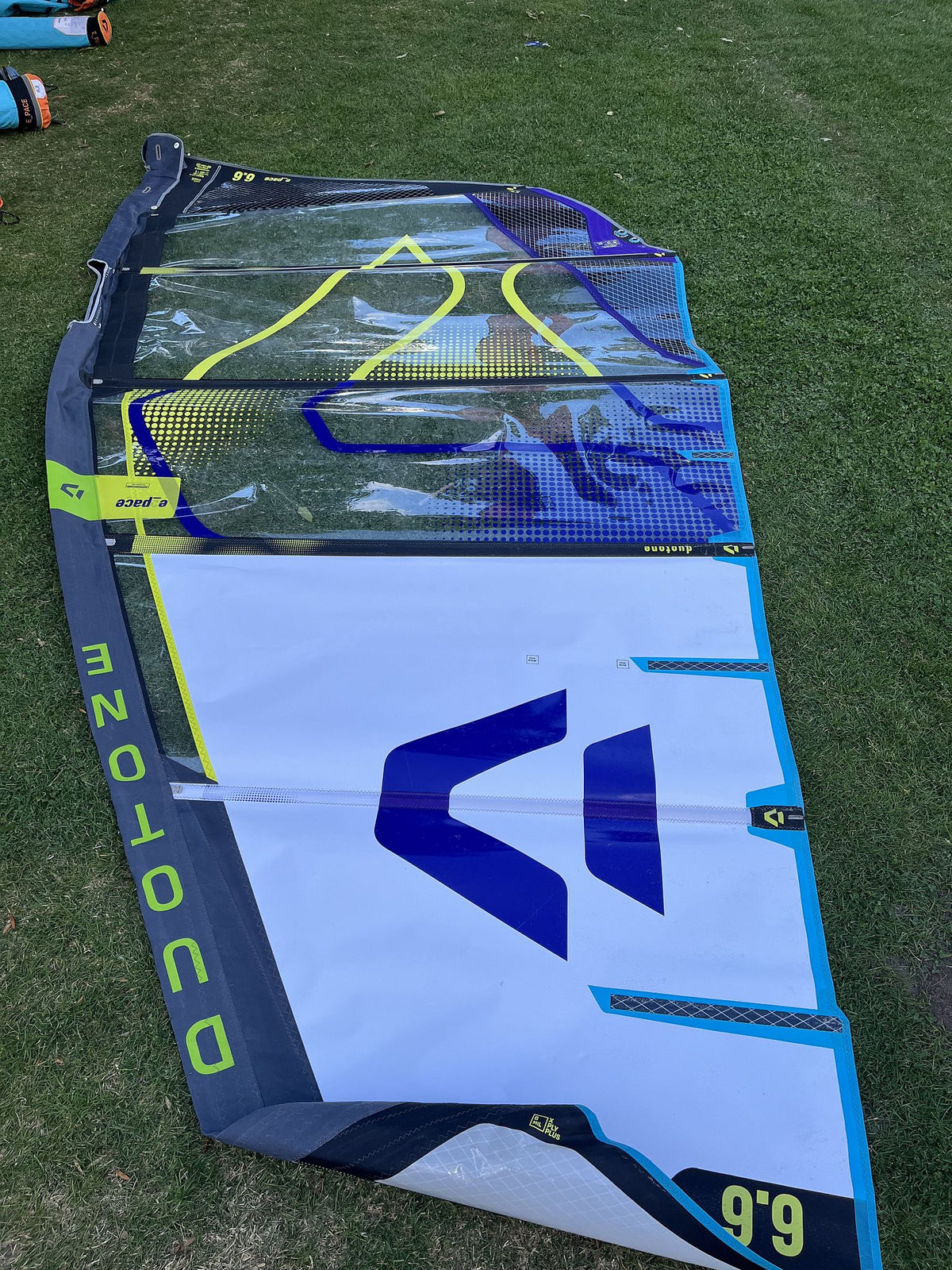 Duotone E_Pace 6.6 2026 Kitesegel Blau-Weiß mit Neon-Gelb, Draufsicht auf Rasen