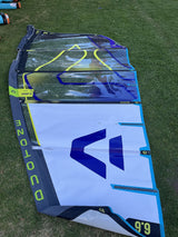 Duotone E_Pace 6.6 2026 Kitesegel Blau-Weiß mit Neon-Gelb, Draufsicht auf Rasen