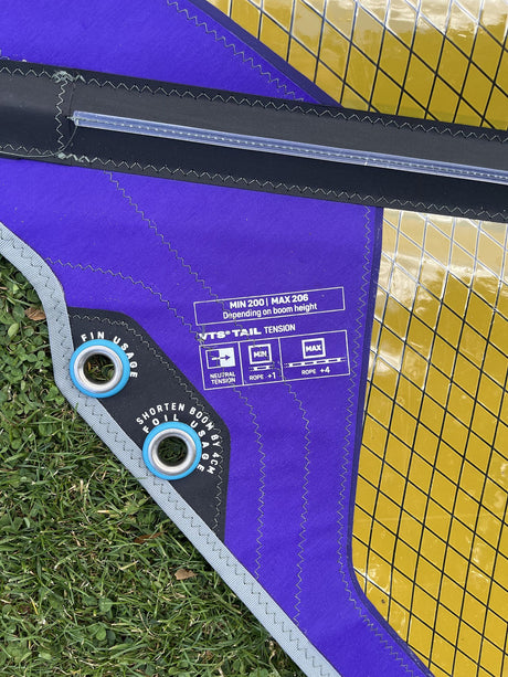 Duotone E_Pace 7.3 2026 Kite in Violett und Gelb mit Finnen und Kontrollpanel, Detailansicht