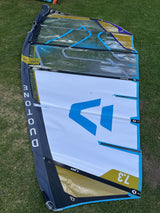 Duotone E_Pace 7.3 2026 Kiteboard in Blau und Weiß, Draufsicht auf Rasen
