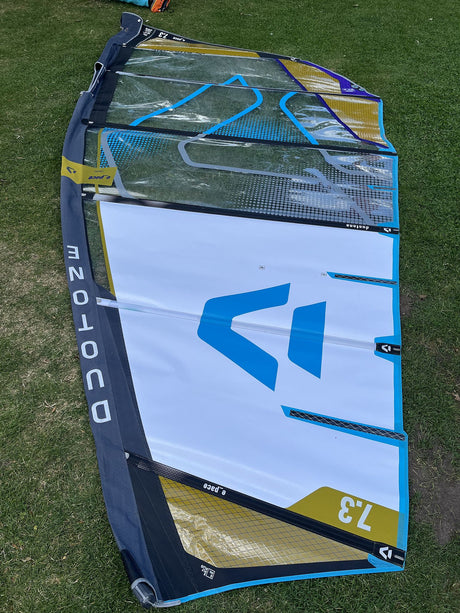 Duotone E_Pace 7.3 2026 Kiteboard in Blau und Weiß, Draufsicht auf Rasen