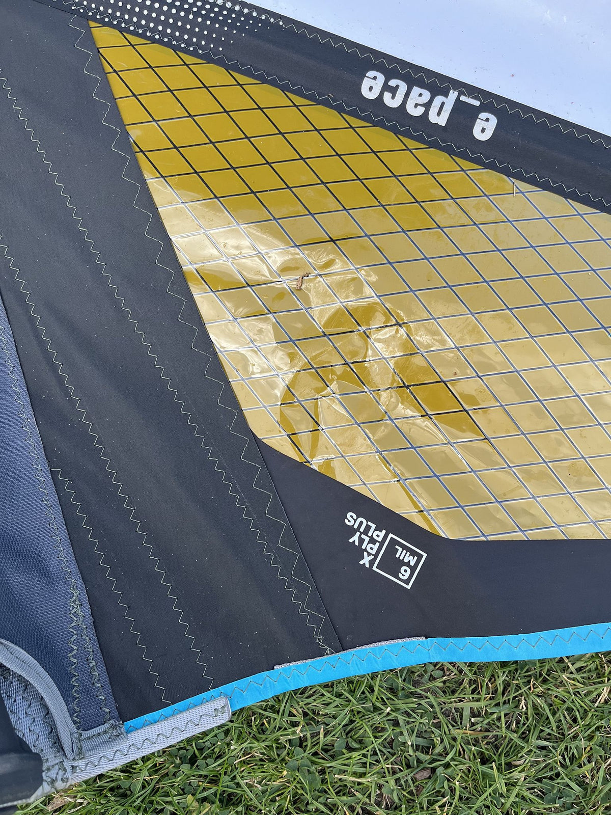 Duotone E_Pace 7.3 2026 Kite mit gelbem und schwarzem Duotone-Design, Detailansicht des Segels mit Netzstruktur