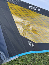 Duotone E_Pace 7.3 2026 Kite mit gelbem und schwarzem Duotone-Design, Detailansicht des Segels mit Netzstruktur
