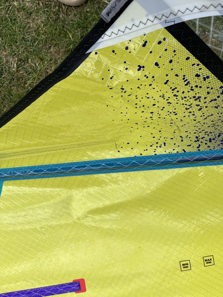 Duotone Duke SLS 5.8 2026 Kitesegel neon-gelb mit schwarzem Mesh-Panel, Draufsicht auf aufgespanntes Segel mit blauem Tubingrahmen