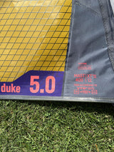 Duotone Duke 5 2026 Kitesegel gelb und grau, Detail der Segelkante mit Größenbezeichnung auf Gras