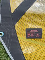 Duotone Duke 5 2026 Kite mit schwarzem und gelbem Netzdesign, Detailansicht der Materialstruktur und Spezifikationsetikett