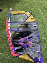 Duotone Duke 5 2026 Kiteboard gelb blau rot mit Finnen, Draufsicht auf Rasen