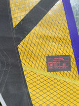 Duotone Duke 5.4 2026 Kiteboard gelb-schwarz mit Netzstruktur und Ventilbezeichnung, Detailansicht von oben