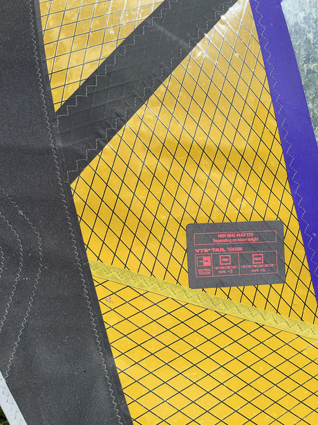 Duotone Duke 5.4 2026 Kiteboard gelb-schwarz mit Netzstruktur und Ventilbezeichnung, Detailansicht von oben