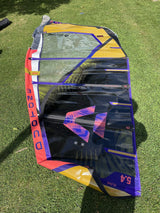 Duotone Duke 5.4 2026 Kiteboard in Gelb, Blau und Rot, aufgelegt auf Rasen, Draufsicht