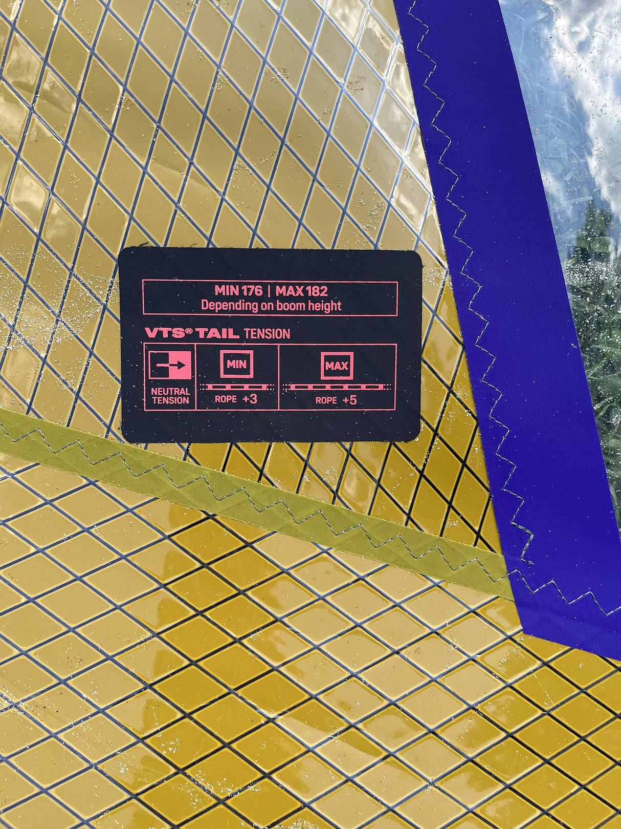 Duotone Duke 6.2 2026 Kite gelb-blau mit Spezifikationsetikett, Detailansicht des Segels und der Konstruktion