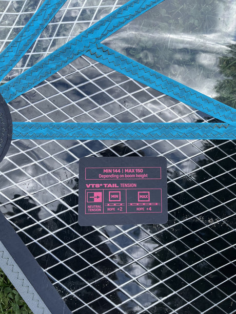Duotone Super Hero SLS 4 2026 Kiteboard mit blauem und schwarzem Rahmen, Mesh-Oberfläche und Produktetikett, Draufsicht