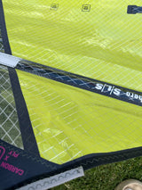 Duotone Super Hero SLS 4 2026 Kitesegel in Neongelb und Schwarz mit strukturiertem Netzdesign, Detailansicht