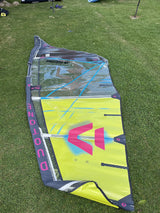Duotone Super Hero SLS 4 2026 Kitesegel Neon-Gelb mit Pink und Blau, Draufsicht auf Wiese