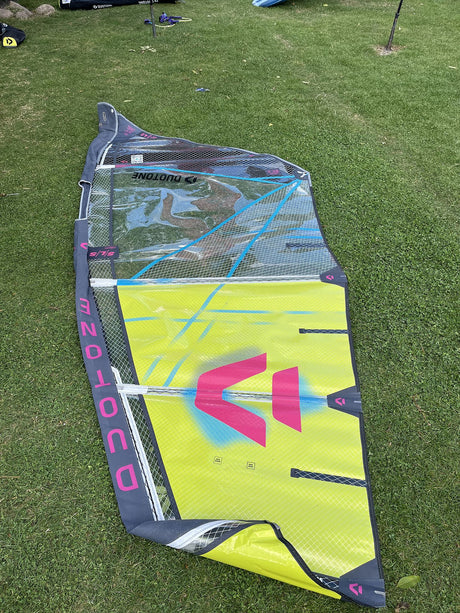 Duotone Super Hero SLS 4 2026 Kitesegel Neon-Gelb mit Pink und Blau, Draufsicht auf Wiese