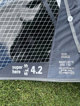 Duotone Super Hero SLS 4.2 2026 Kitesegel Duotone-blau mit schwarzem Netzdesign, Detailansicht von oben auf Gras
