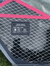 Duotone Super Hero SLS 4.2 2026 Kite mit pinkem und schwarzem Netzdesign, Draufsicht auf Oberfläche
