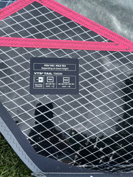 Duotone Super Hero SLS 4.2 2026 Kite mit pinkem und schwarzem Netzdesign, Draufsicht auf Oberfläche