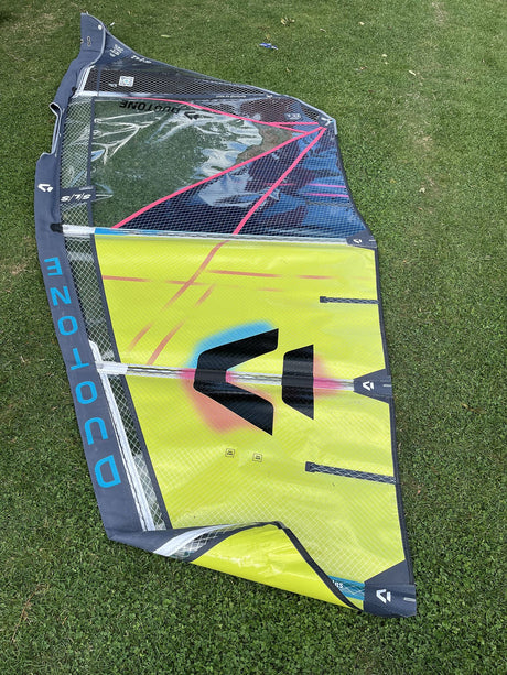 Duotone Super Hero SLS 4.2 2026 Kitesegel neongelb mit dunkelblauem Oberteil, Draufsicht auf Wiese