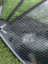 Duotone Super Hero SLS 4.5 2026 Kiteboard mit grünem und schwarzem Netz-Design, Draufsicht auf Rasen