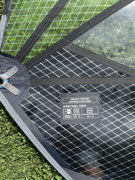 Duotone Super Hero SLS 4.5 2026 Kiteboard mit grünem und schwarzem Netz-Design, Draufsicht auf Rasen