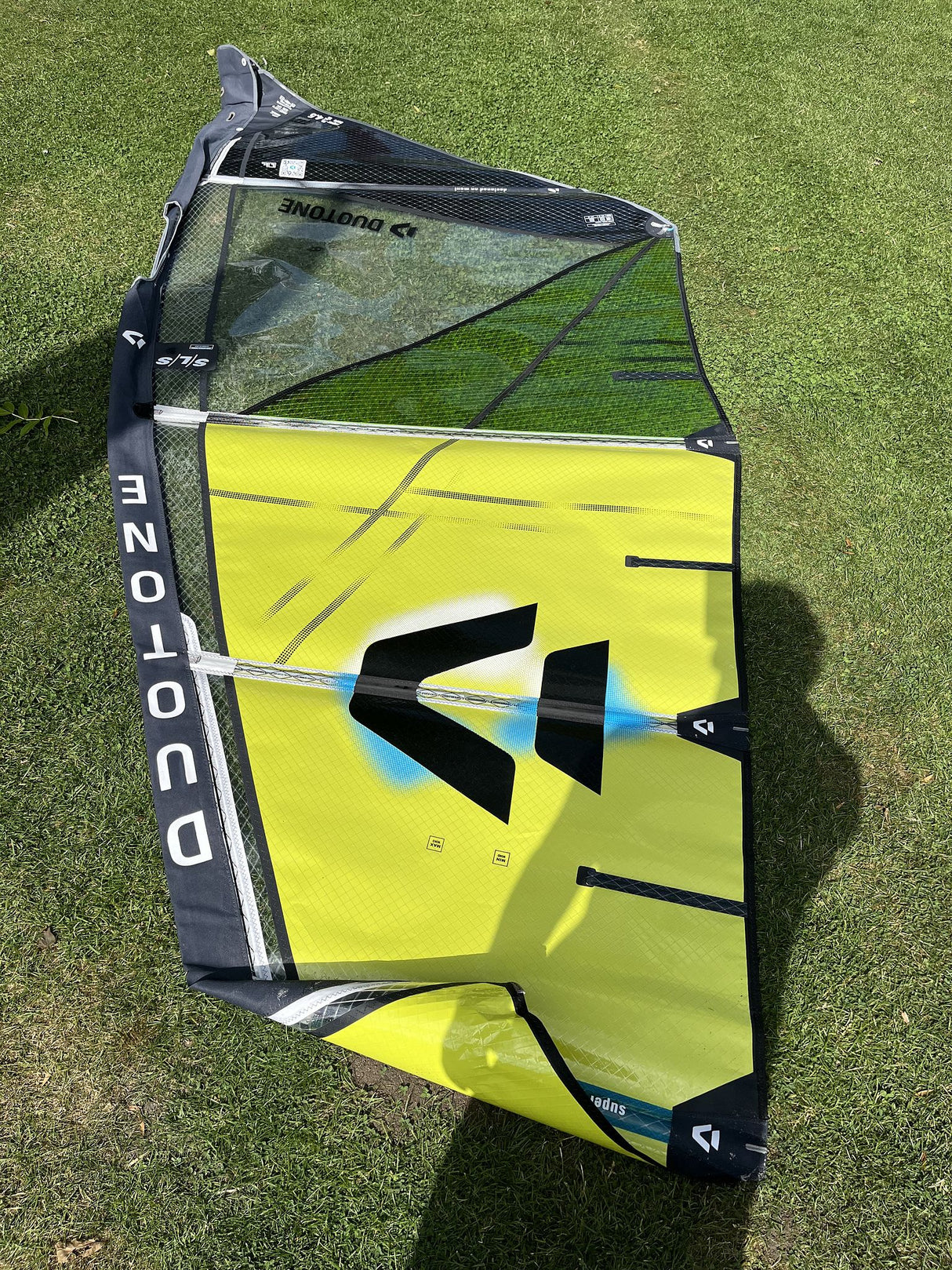 Duotone Super Hero SLS 4.5 2026 Kite, neongelb-schwarz, Draufsicht auf Rasen