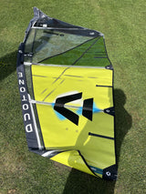 Duotone Super Hero SLS 4.5 2026 Kite, neongelb-schwarz, Draufsicht auf Rasen