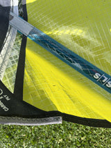 Duotone Super Hero SLS 4.7 2026 Kite mit neongelber und blauer Fläche, Detail der Struktur und Nähte