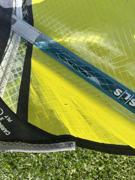 Duotone Super Hero SLS 4.7 2026 Kite mit neongelber und blauer Fläche, Detail der Struktur und Nähte