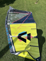 Duotone Super Hero SLS 4.7 Kitesegel 2026, neongelb mit schwarzem Logo, von oben auf Rasen