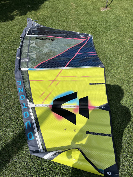 Duotone Super Hero SLS 4.7 Kitesegel 2026, neongelb mit schwarzem Logo, von oben auf Rasen