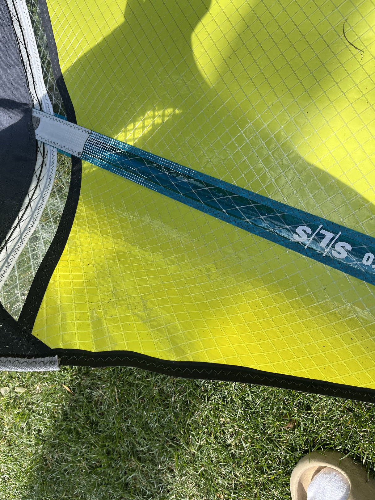 Duotone Super Hero SLS 5.3 2026 Kiteboard neongelb mit blauem Gestänge, Detailansicht des Rahmens und Segels