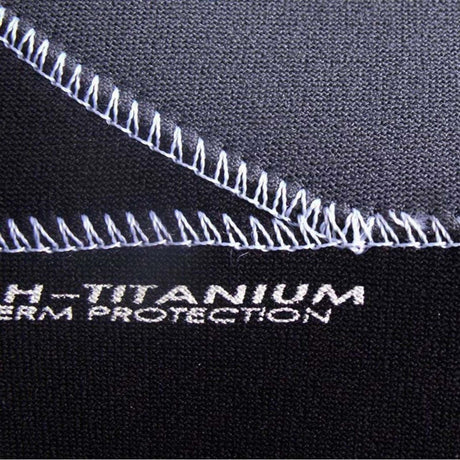 Atan Mistral Boot 3mm Neoprenanzug Detail mit grauer und schwarzer Farbe, weißen Nähten und Thermal Protection Beschriftung