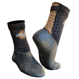 Atan Mistral Boot 3mm Neoprenstiefel in Schwarz und Braun, Frontal- und Seitenansicht, mit strukturiertem Design und Markenlogo